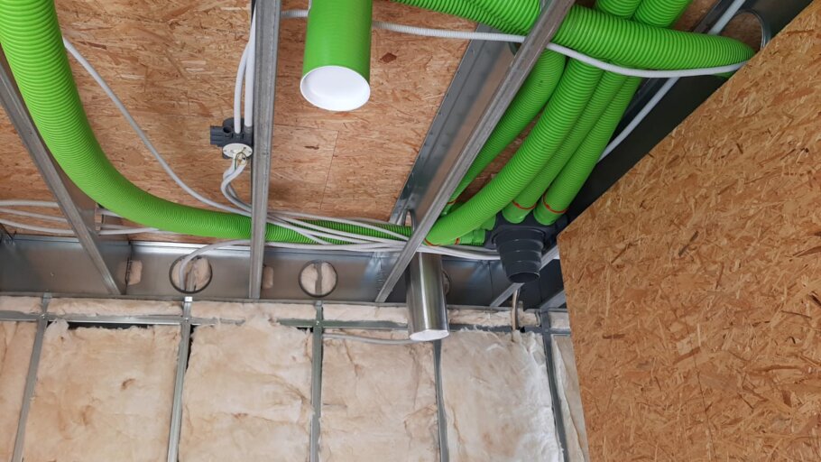 bekijk het verwerken van installaties in staalframebouw