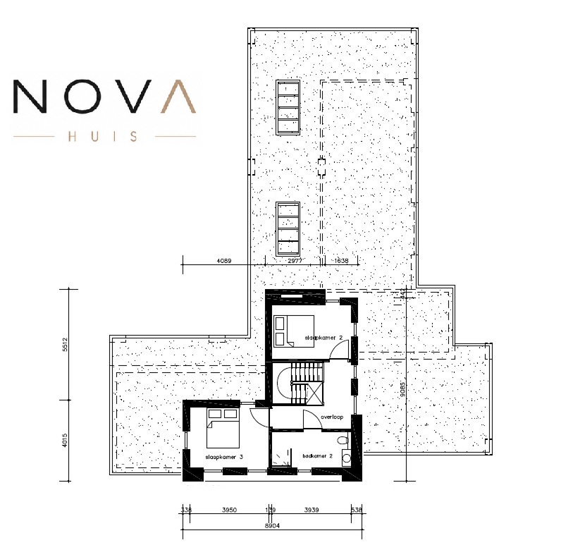 Moderne kubistische levensloopbestendige woning met gevelstuuk en natuursteen, gebouwd in staalframebouw met warmtepomp, zonnepanelen en grote glaspartijen.
