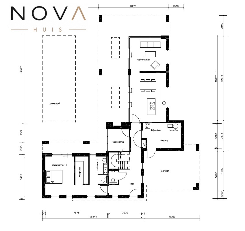 Moderne kubistische levensloopbestendige woning met gevelstuuk en natuursteen, gebouwd in staalframebouw met warmtepomp, zonnepanelen en grote glaspartijen.
