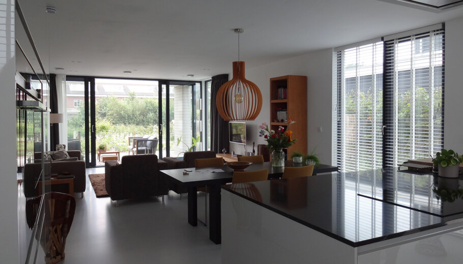 Efficiënt koelen van moderne woningen met staalframebouw en warmtepomp