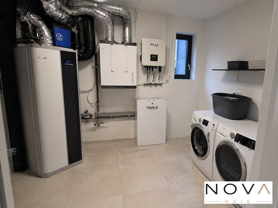 Modern interieur van kubistische villa K-377 met luxe leefruimten