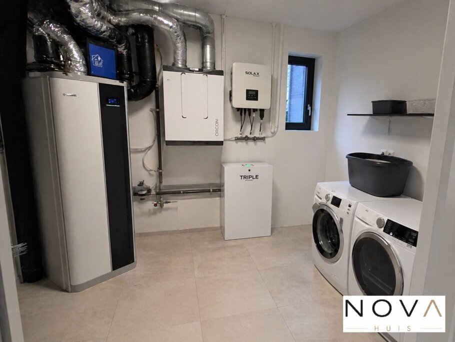 Modern interieur van levensloopbestendige woning A-136 met open keuken, eetkamer en woonkamer met grote glaspartijen