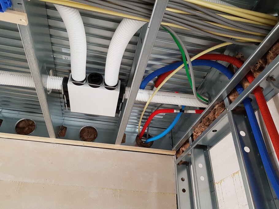 bekijk het verwerken van installaties in staalframebouw